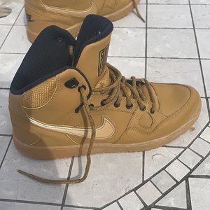 Nike high tops with yellow color insoles(Nike)